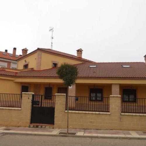 Chalet de obra nueva con dos plantas con paredes en color marrón