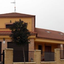 Obra nueva de vivienda unifamiliar con enfoscado marrón y ladrillo