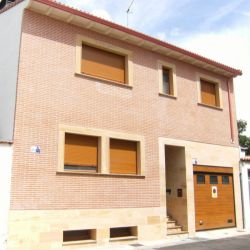 Vivienda de obra nueva en ladrillo de dos plantas en calle sagitario