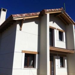 Chalet de obra nueva con dos plantas y paredes blancas